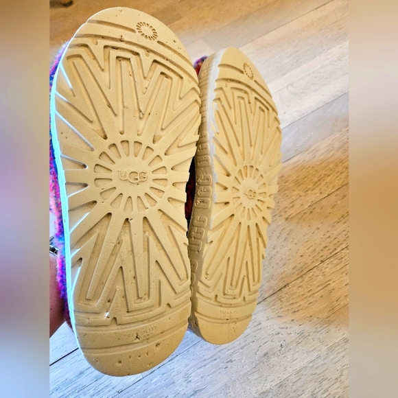 SPECTACULAR UGG FLUFFITA PIXELATE SLIDE/SLIPPER size 8.5-9 - Picture 6 of 8